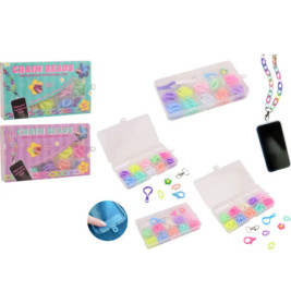 Farbiges Perlen-Set mit Boxen, Verschlüssen und Bändern zum Basteln von Handy-Accessoires.