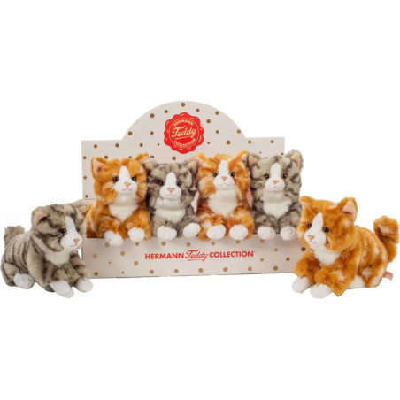 Sechs Plüschkatzen in Grau und Orange liegen in einer gepunkteten Hermann Teddy Collection Box.