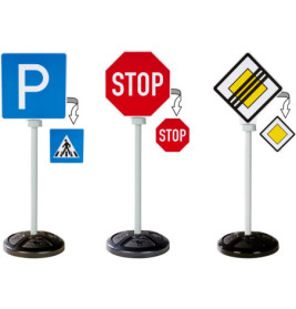 Drei Spielzeug-Verkehrsschilder (Parken, Stopp, Vorrang) mit Symbolen unter dem Hauptschild.