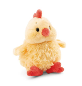 Gelbes Plüschküken mit orangem Schnabel, Füßen und Kamm sitzt aufrecht vor weißem Hintergrund.