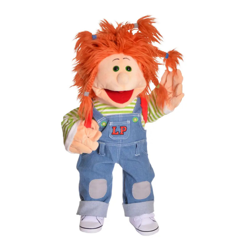 Rothaarige Puppe in Latzhose und gestreiftem Shirt lächelt und winkt mit einer erhobenen Hand.