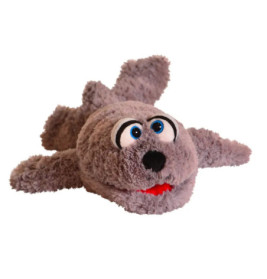 Graues Plüsch-Robbenkuscheltier mit blauen Augen, rotem Mund und Flossen liegt auf weißem Hintergrund.