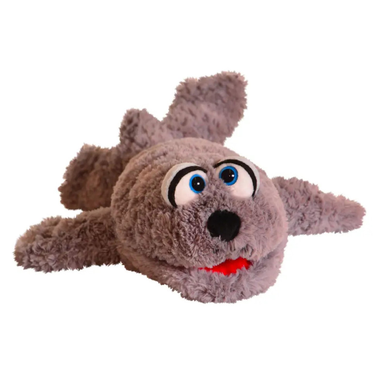 Graues Plüsch-Robbenkuscheltier mit blauen Augen, rotem Mund und Flossen liegt auf weißem Hintergrund.