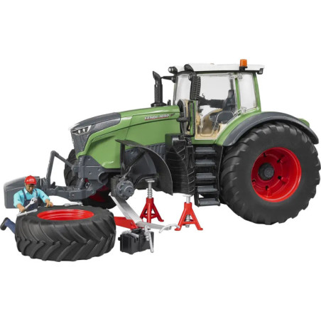 Ein Spielzeugtraktor mit Mechanikerfigur wechselt das Vorderrad mithilfe eines Wagenhebers und Werkzeugs.