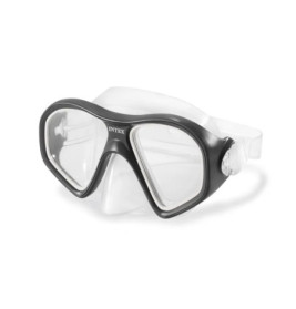 Schwarze Schwimmbrille mit breitem Glas und verstellbarem Band auf weißem Hintergrund.