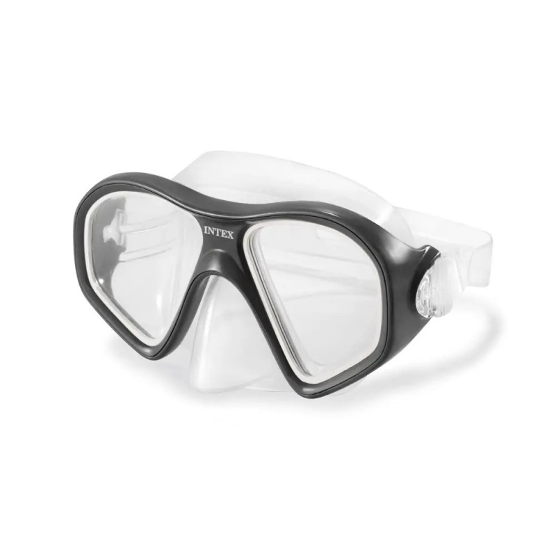 Schwarze Schwimmbrille mit breitem Glas und verstellbarem Band auf weißem Hintergrund.
