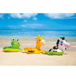Drei Tier-Schwimmringe (Frosch, Giraffe, Zebra) am Sandstrand vor Meer und Himmel.