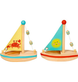 Zwei Holzspielzeugsegelboote mit bunten Segeln, eines mit Krebs-, eines mit Sonnenmotiv.