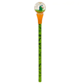 Grüner Dino-Bleistift mit orangem Topper und durchsichtiger Kugel, in der ein Dino steckt.