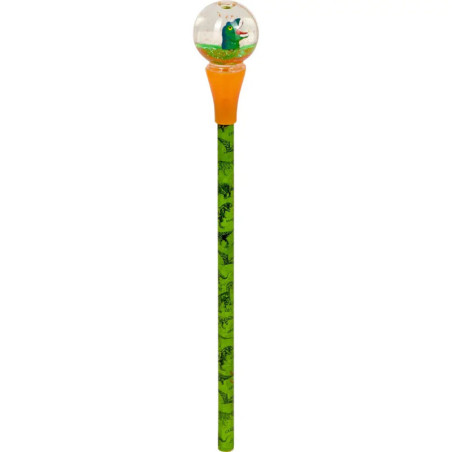 Grüner Dino-Bleistift mit orangem Topper und durchsichtiger Kugel, in der ein Dino steckt.