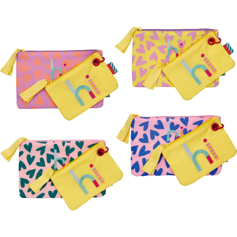 Vier bunte Täschchen mit Herzmustern und passende gelbe Beutel mit hi-Aufdruck in verspielten Lettern.