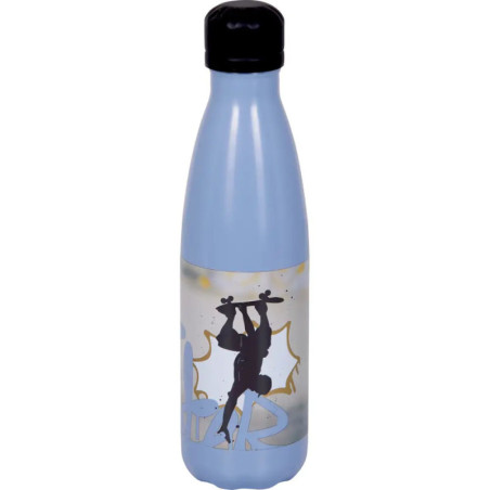 Hellblaue Trinkflasche mit schwarzem Deckel, Skateboarder-Silhouette und Graffiti-Design.