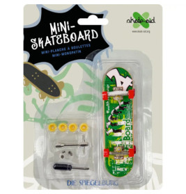 Mini-Skateboard-Set von Skate-Aid mit Werkzeug, Rädern und Deckdesigns in Verpackung.