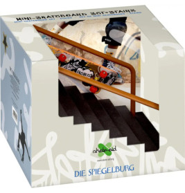 Box mit Mini-Skateboard-Set, Rampe, Treppe und kleinem Skateboard mit roten Rollen.
