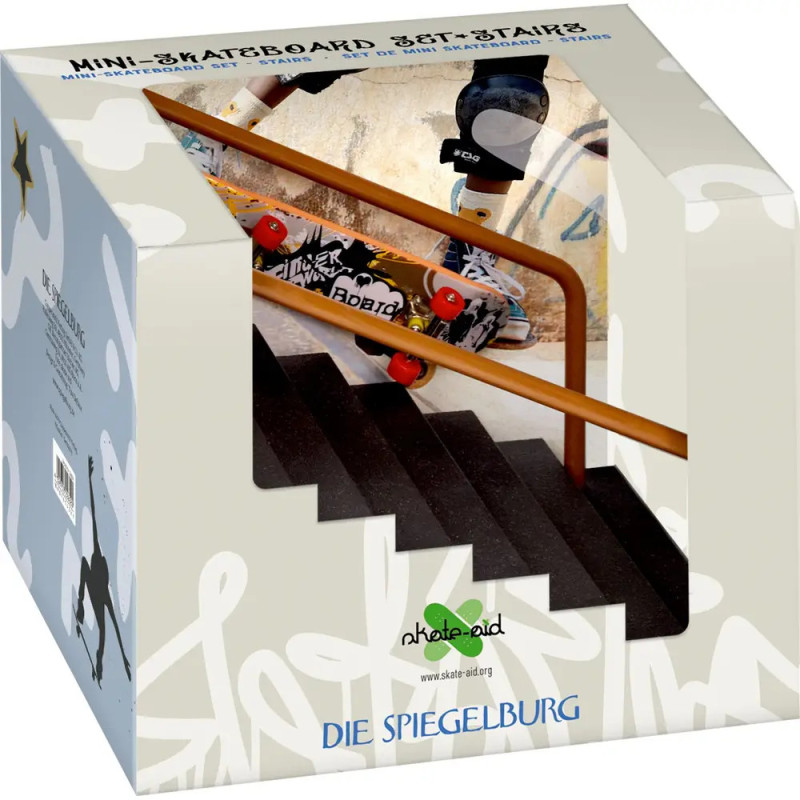 Box mit Mini-Skateboard-Set, Rampe, Treppe und kleinem Skateboard mit roten Rollen.