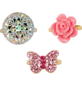 Drei Goldringe: einer mit glitzerndem Stein, einer mit rosa Rose, einer mit rosa Schmetterling.