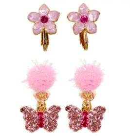 Zwei Paar Ohrringe: pinke Blütenstecker und Schmetterlingsanhänger mit flauschigen Bommeln.