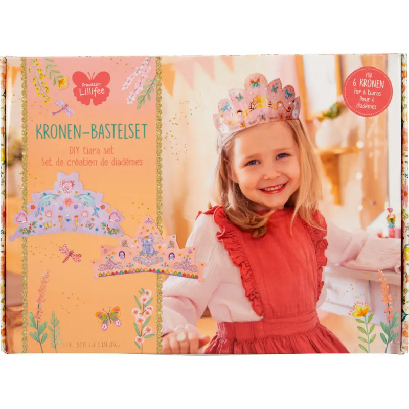 Mädchen mit Papierkrone, daneben DIY-Tiara-Set-Box mit bunten Kronen-Illustrationen.