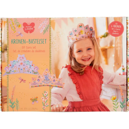 Mädchen mit Papierkrone, daneben DIY-Tiara-Set-Box mit bunten Kronen-Illustrationen.