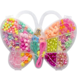 Schmetterlingsbox mit bunten Perlen, Bändern und Anhängern, ordentlich in Fächern sortiert.
