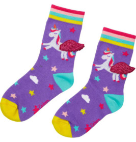 Lila Socken mit gelben Zehen, verziert mit Einhörnern, bunten Sternen, Wolken und pinken Glitzerflügeln.