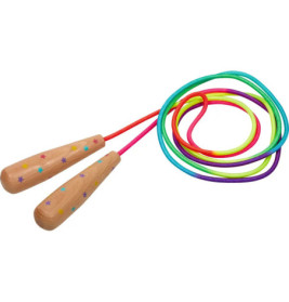 Springseil mit Holzgriffen, buntem Seil und Sternmotiven, auf weißem Hintergrund zusammengerollt.