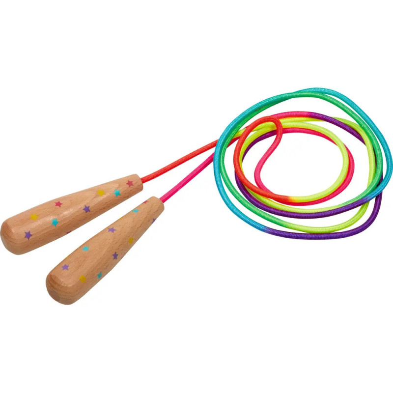 Springseil mit Holzgriffen, buntem Seil und Sternmotiven, auf weißem Hintergrund zusammengerollt.