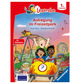 Kinder in einer Achterbahn sehen ängstlich aus; bunte Fahrgeschäfte sind im Hintergrund zu sehen.