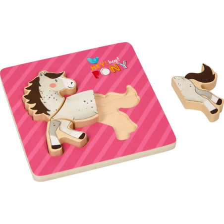 Holzpferde-Puzzle mit fehlendem Teil auf rosa gestreiftem Hintergrund, Aufschrift: Hey, hey, PONY. Holzpferde-Puzzle mit fehlendem Teil auf rosa gestreiftem Hintergrund, Aufschrift: Hey, hey, PONY.