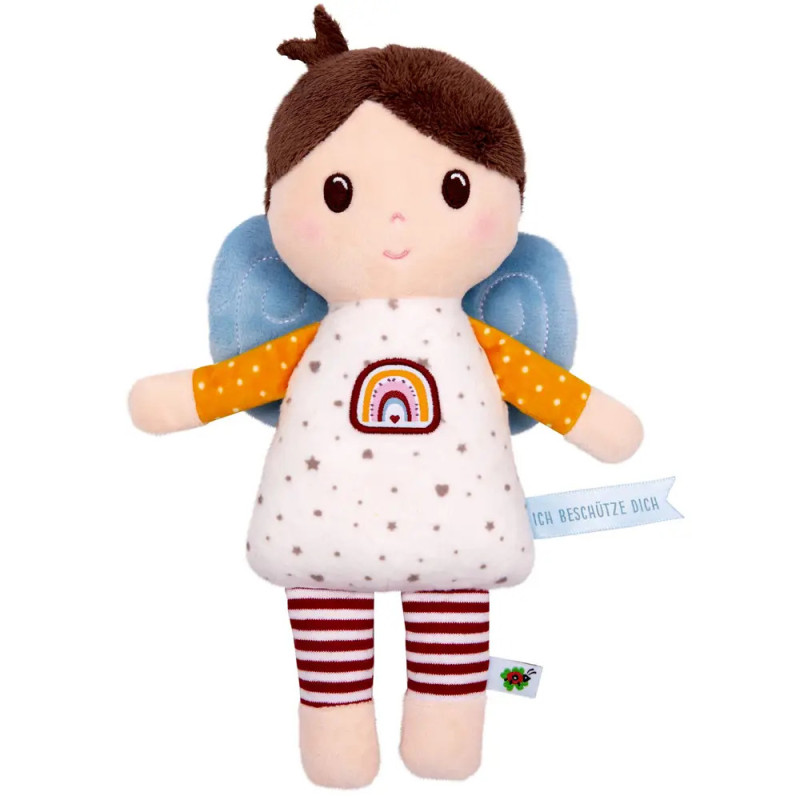 Stoffpuppe mit braunen Haaren, blauen Flügeln, Regenbogenkleid und rot gestreiften Leggings.