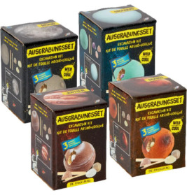 Vier Ausgrabungsset-Boxen mit Planeten- und Werkzeugabbildungen, deutsch/englisch beschriftet.