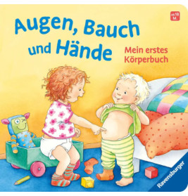 Zwei Kleinkinder spielen in einem bunten Zimmer mit Spielzeug eines zeigt auf den Bauch des anderen.