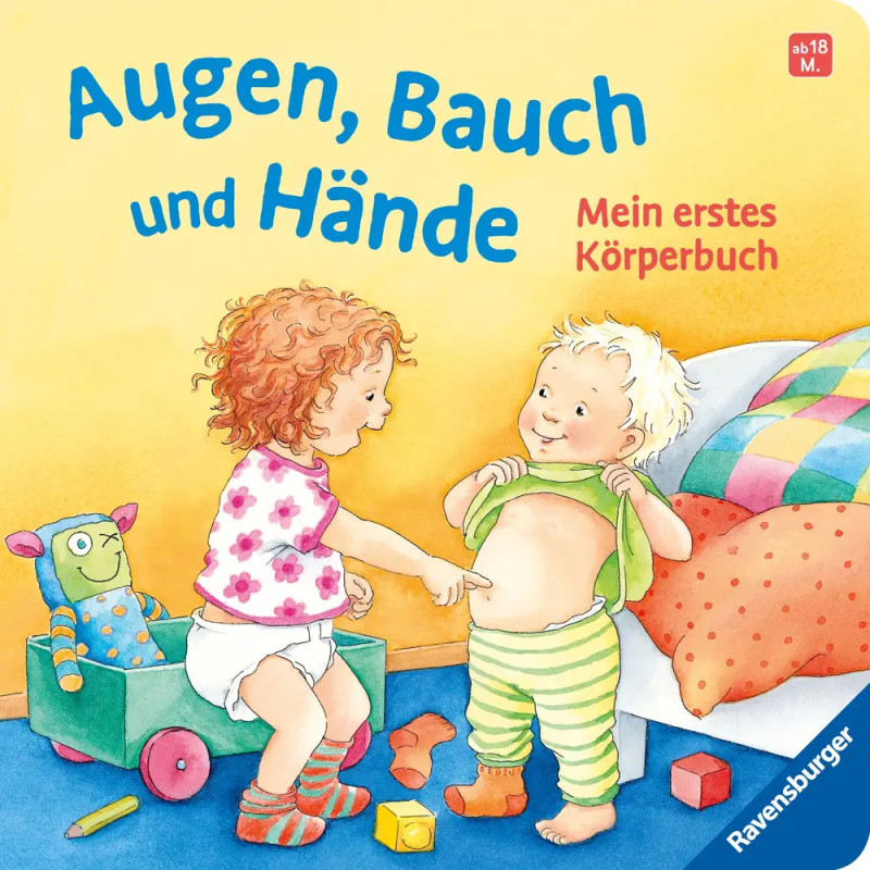 Zwei Kleinkinder spielen in einem bunten Zimmer mit Spielzeug eines zeigt auf den Bauch des anderen.