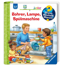 Ein Mann und zwei Kinder räumen in einer hellen Küche die Spülmaschine ein, Katze und Hund spielen.