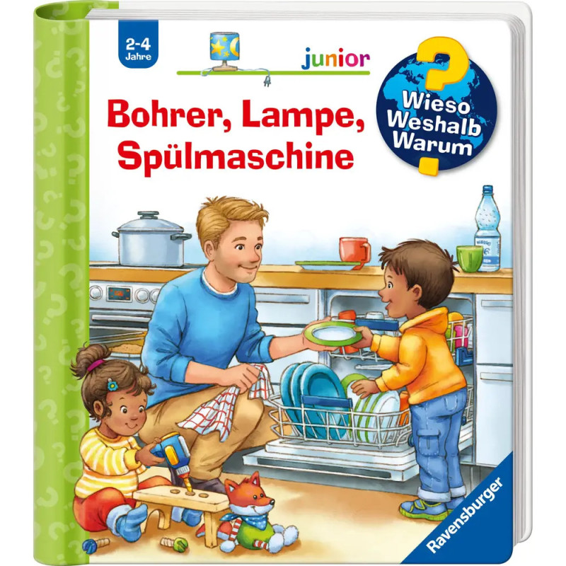 Ein Mann und zwei Kinder räumen in einer hellen Küche die Spülmaschine ein, Katze und Hund spielen.