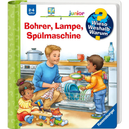 Ein Mann und zwei Kinder räumen in einer hellen Küche die Spülmaschine ein, Katze und Hund spielen.