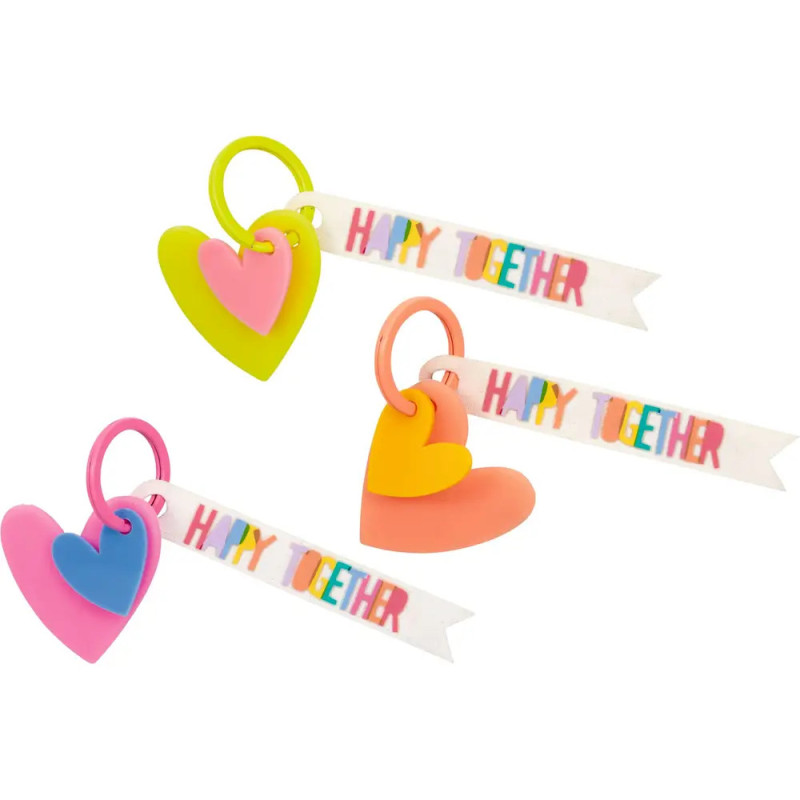 Drei bunte Herz-Schlüsselanhänger mit HAPPY TOGETHER-Tags in Regenbogenfarben.