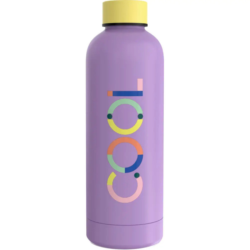 Lila Wasserflasche mit gelbem Deckel und dem bunten Schriftzug cool auf der Vorderseite.
