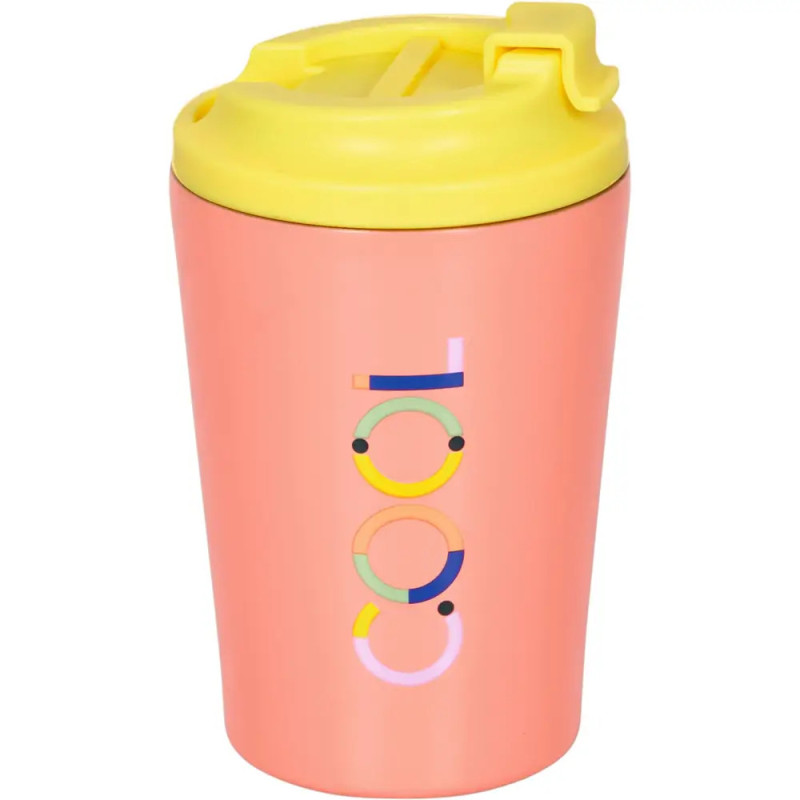 Rosa Thermobecher mit gelbem Deckel und dem Wort cool in bunten Buchstaben an der Seite.