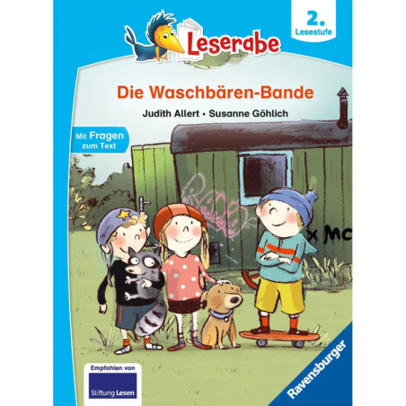 Drei Kinder und ein Hund vor grünem Wohnwagen Buchtitel: Die Waschbären-Bande. Drei Kinder und ein Hund vor grünem Wohnwagen Buchtitel: Die Waschbären-Bande.