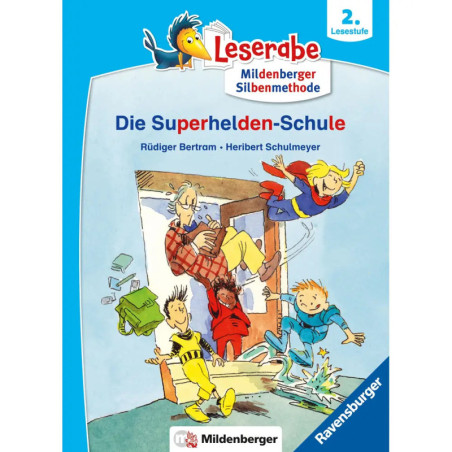 Vier Kinder im Superheldenkostüm fliegen durch eine Tür und überraschen einen lesenden Mann. Deutscher Buchtitel.
