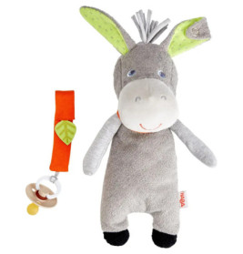 Graues Esel-Plüschtier mit grünen Ohren neben orangem Schnullerband und beigem Schnuller.