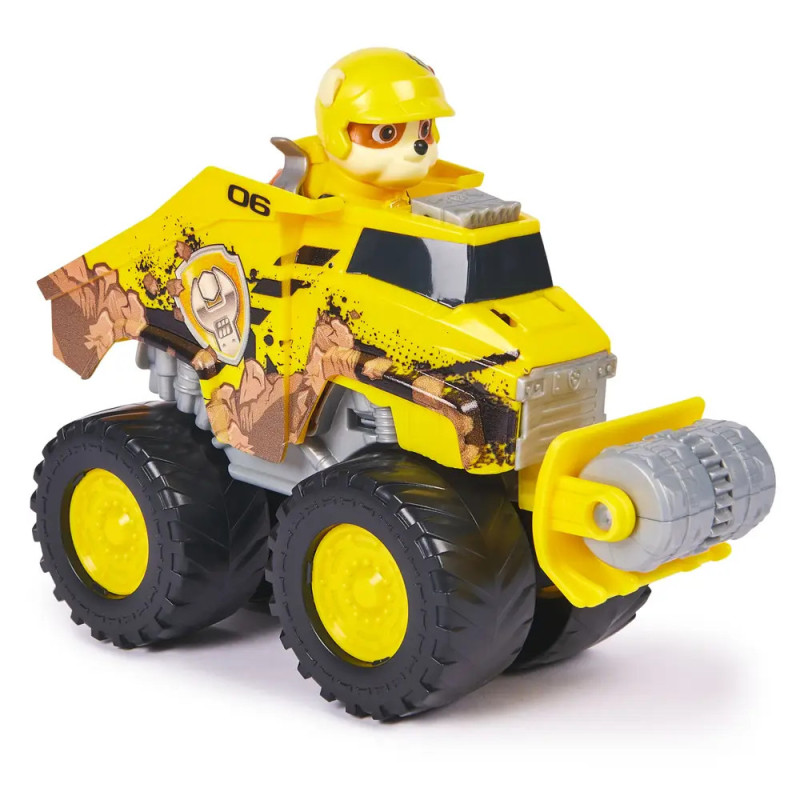 Gelber Spielzeug-Baustellenwagen mit großen Rädern und Hund im Helm als Fahrer. Gelber Spielzeug-Baustellenwagen mit großen Rädern und Hund im Helm als Fahrer.