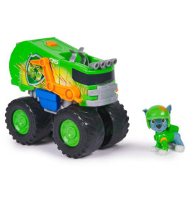 Grüner Spielzeug-Monstertruck mit großen Reifen und kleinem grünen Hund mit Helm daneben.