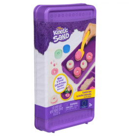 Kinetic Sand Cookie Box Set in lila Box, mit Händen beim Sandkeksformen auf der Verpackung.