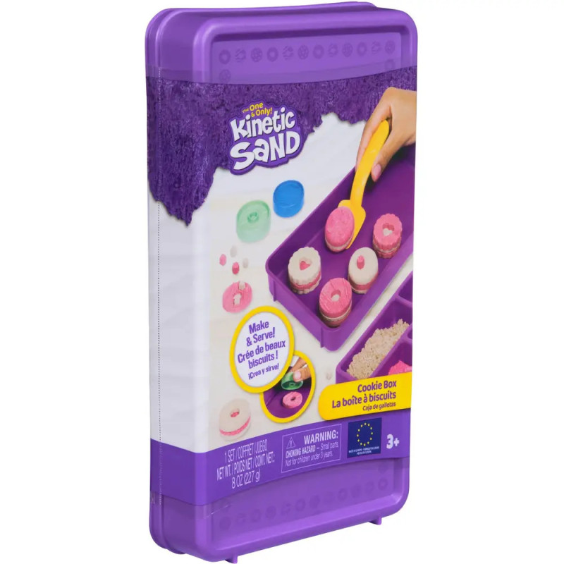 Kinetic Sand Cookie Box Set in lila Box, mit Händen beim Sandkeksformen auf der Verpackung. Kinetic Sand Cookie Box Set in lila Box, mit Händen beim Sandkeksformen auf der Verpackung.