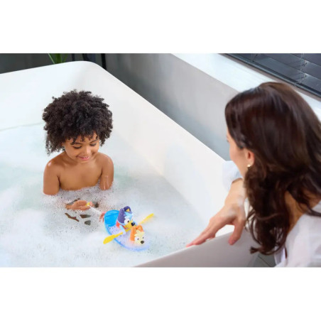 Bluey Kanu. Schau Bluey und Bingo zu, wie Sie über das Wasser Paddeln. Bluey Kanu. Schau Bluey und Bingo zu, wie Sie über das Wasser Paddeln.