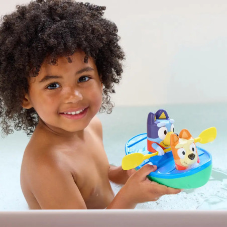 Bluey Kanu. Schau Bluey und Bingo zu, wie Sie über das Wasser Paddeln.