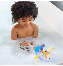 Bluey Kanu. Schau Bluey und Bingo zu, wie Sie über das Wasser Paddeln.