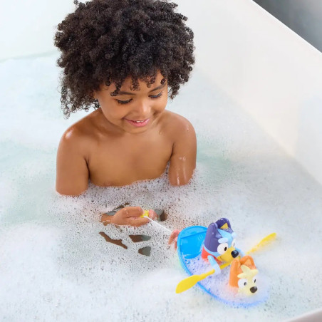 Bluey Kanu. Schau Bluey und Bingo zu, wie Sie über das Wasser Paddeln.